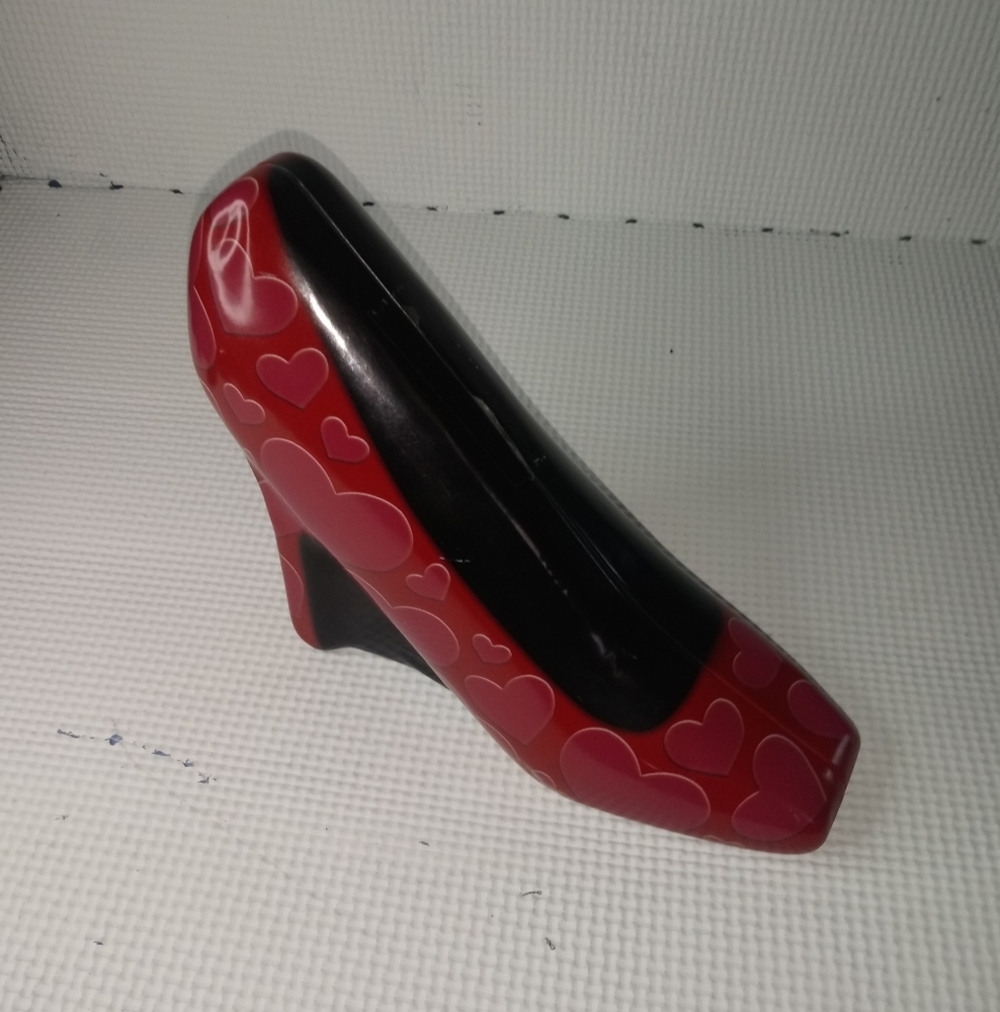 Red and black heel with hearts desktop ornament
